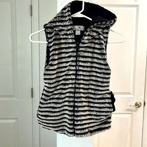 Girls faux fur vest with hood and pockets